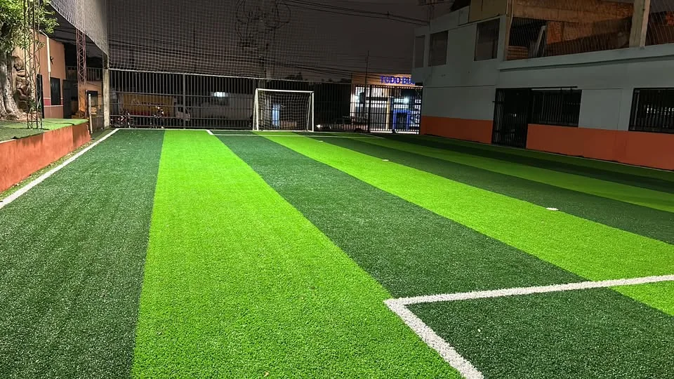 Cancha de fútbol 5 de césped sintético techada e iluminada de noche en Complejo Los Jacintos, Lambaré
