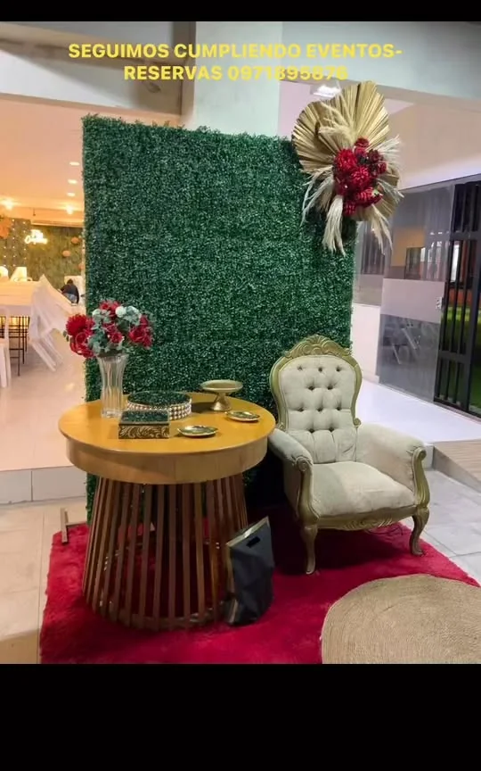 Salón de eventos decorado en Complejo Los Jacintos: rincón con silla y ambientación para festejos