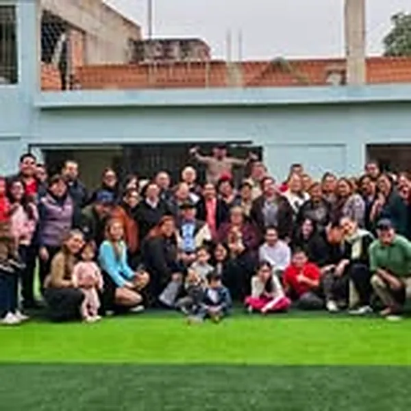 Grupo festejando en la cancha de Los Jacintos