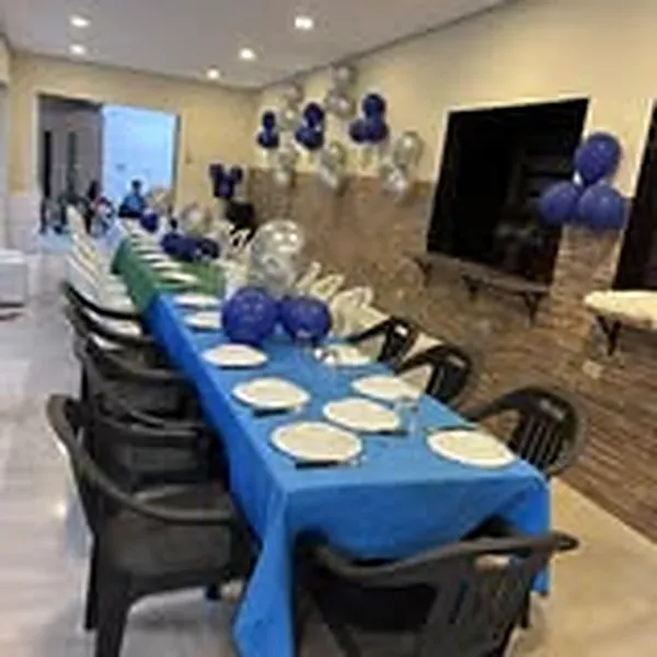 Mesa de evento montada en el salón
