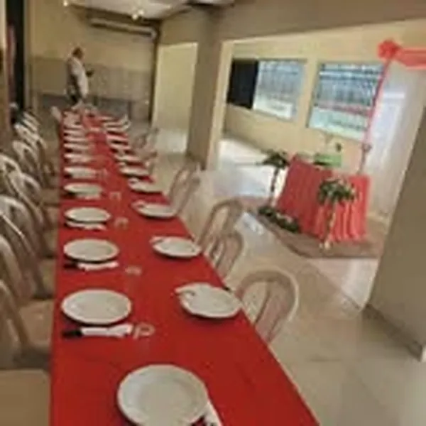 Cena montada en el salón de eventos